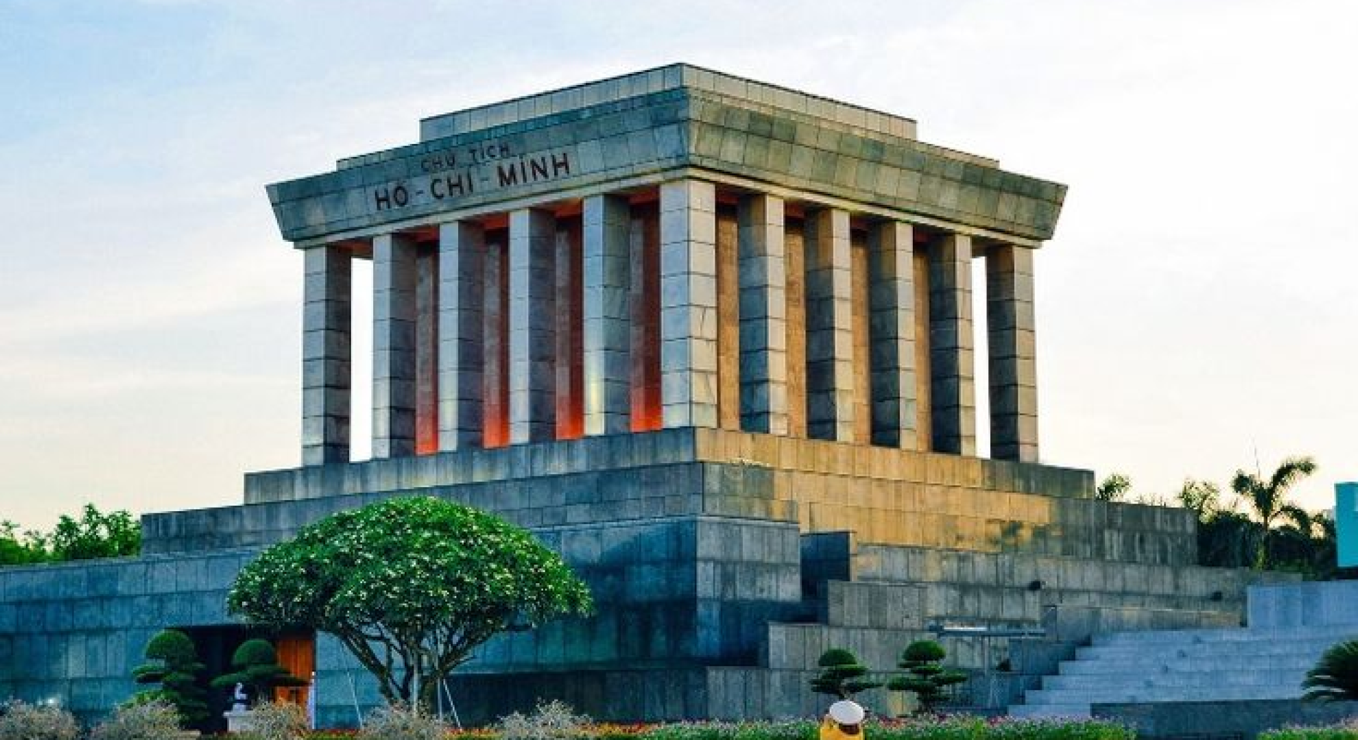 (Ho Chi Minh Mausoleum in morning)