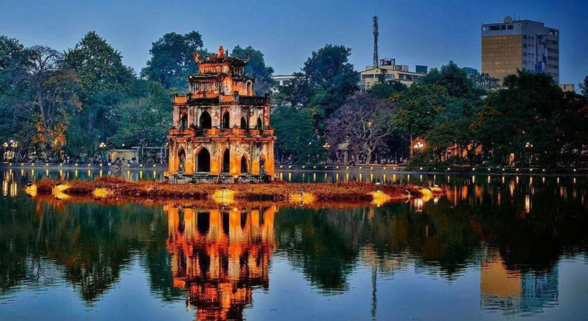 (Turtle Tower in Hoan Kiem Lake)