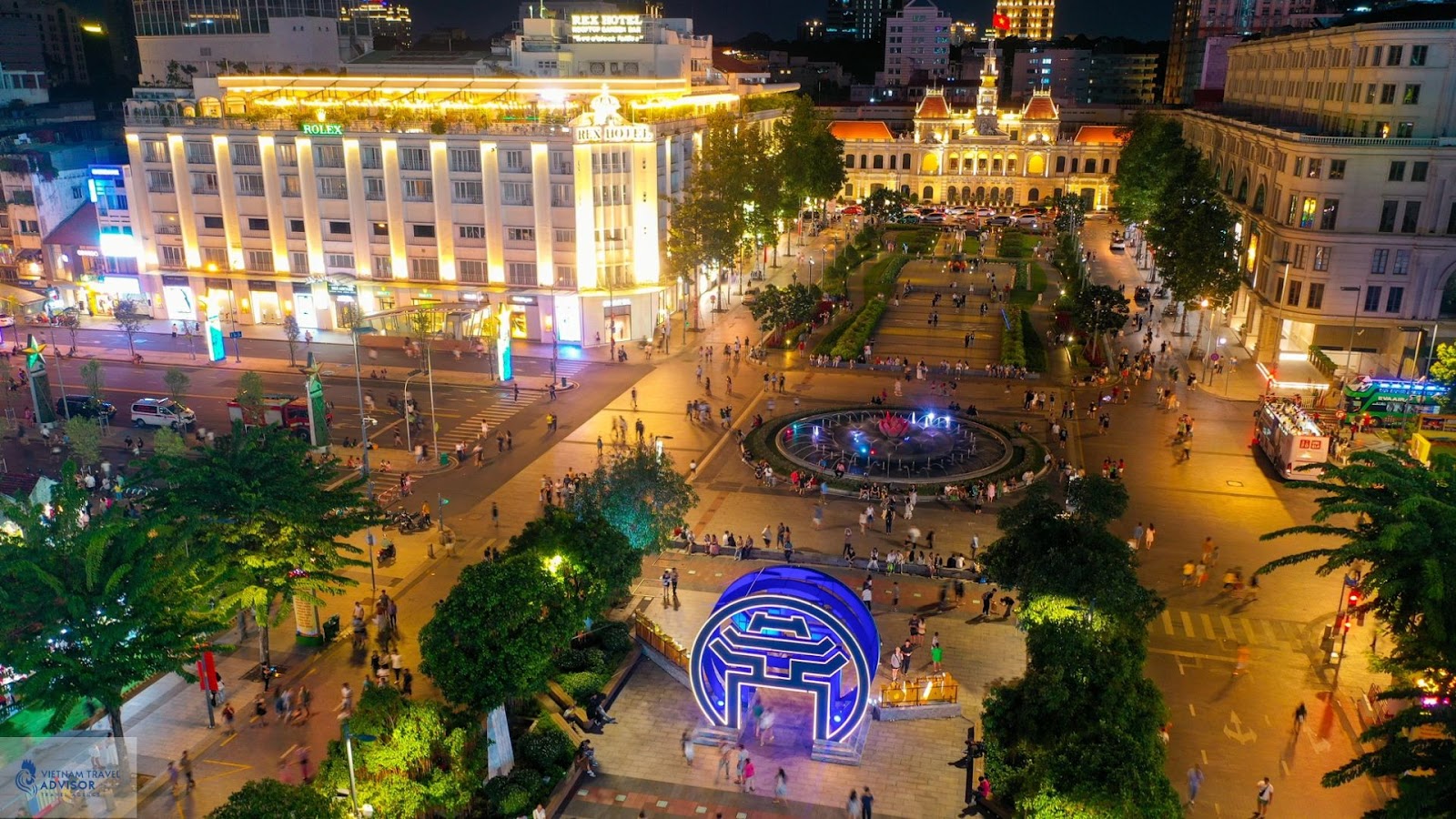 (Nguyen Hue walking street at night)