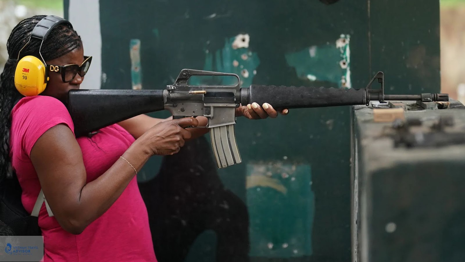 (Tourists enjoy shooting at Cu Chi Tunnels)