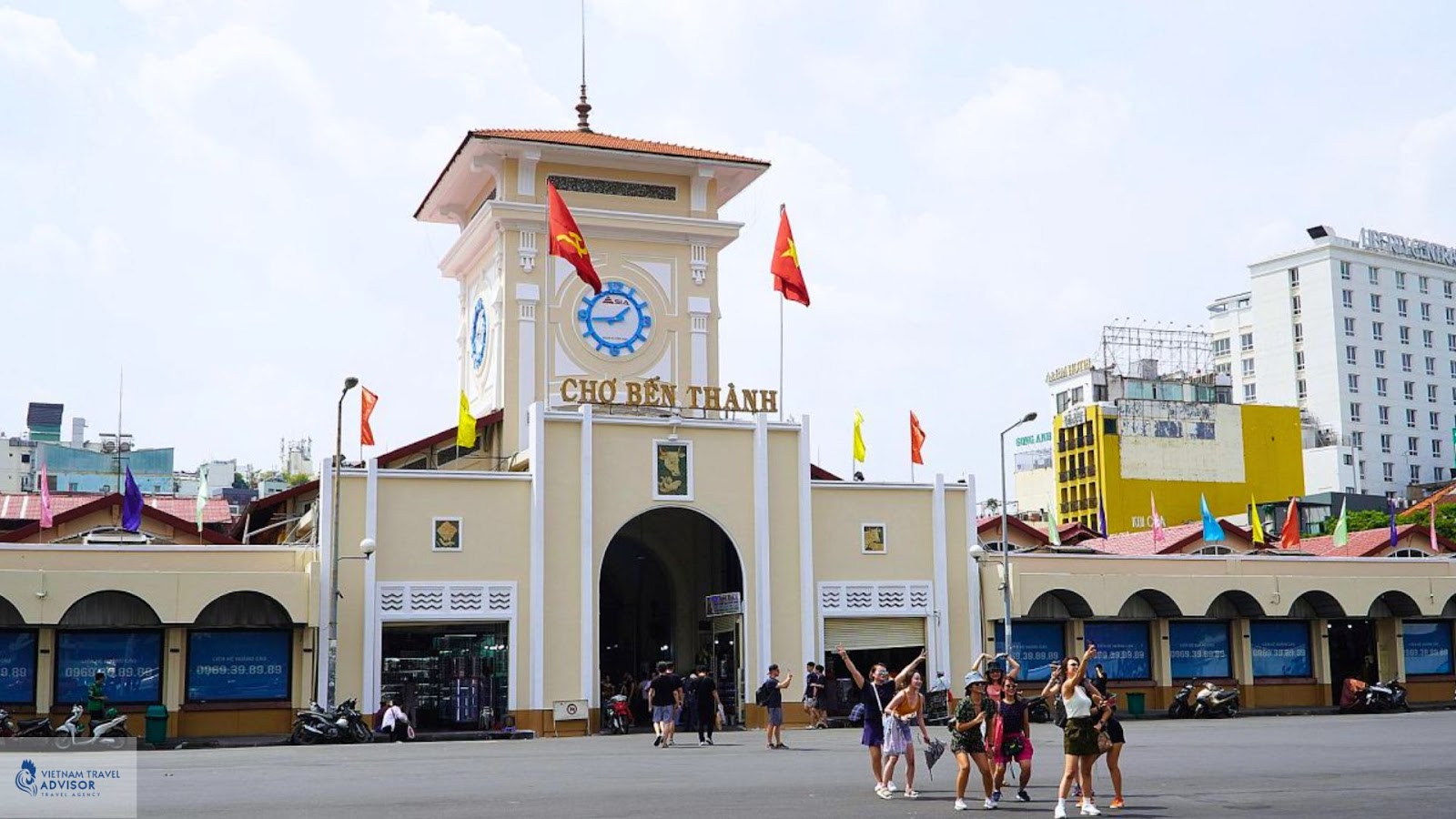 (Ben Thanh Market Gate)